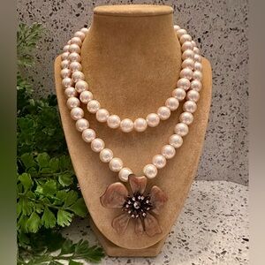 Powder pink pearl bead necklace with floral pendant